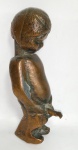 Antigo, lindo e curioso abridor de garrafas e saca-rolha, no formato de menino em metal maciço bronzeado - Possui perda na ponta do saca-rolha. conforme fotos. Medida: 11 x 3,5 x 5cm
