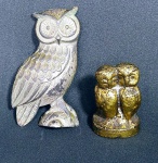 Dois antigos e lindos Bibelôs - Representando Coruja - Sendo um em metal dourado e outro em metal cinzelado - Medida maior: 8,3 x 4,5 cm.