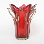 Fabuloso vaso floreiro em vidro artesanal de murano dos anos 50, nas cores rubi e translúcido, decorado com micro gotículas, com discreto bicado na base. Medida: 27cm x 22cm.