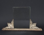 Porta retrato de jacarandá e prata DE LEI  RICAMENTE CINZELADA com vidro bisotado. Medida: 25,5cm de altura x 44cm de comprimento x 5cm de profundidade.
