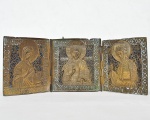 Arte Sacra - Antigo oratório de viagem "Tríptico" confeccionado em bronze esmaltado representando três figuras religiosas.  Século XIX. Medida: 14 cm x 14 cm