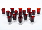 Belíssimo conjunto de 17 copos FRANCE RUBI em vidro. 12 copos menores: 9cm x 5cm. 5 copos maiores: 10cm x 6cm.