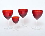 Conjunto de quatro cálices em vidro canelado na cor rubi. OBS: Contém 3 grandes e 1 pequeno. Medida do maior: 14cm x 8,5cm. Medida do menor: 9,5cm x 5,5cm.