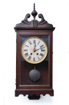 Relógio de parede com máquina francesa e mostrador em metal, funcionando, com caixa em madeira nobre e maciça possivelmente CARVALHO. Não acompanha chave. Medida: 84cm x 35cm x 15cm.