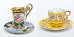 Lote composto de duas xícaras de café em porcelana com realces dourados com cena galante. Medida azul: 8,5cm x 7cm. Pires: 10cm de diâmetro. Medida amarelo: 5cm x 7cm. Pires: 11cm.
