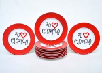 -Lote composto de 12 belos pratos rasos em porcelana nas cores branca e vermelha com inscrição "EU AMO CINEMA". Marca de sua manufatura em sua base.  medindo: 27 cm de diâmetro.