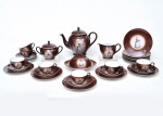 CZECHOSLOVAKIA - Aparelho de ´porcelana de  chá na cor marrom com figura feminina contendo 7xícaras (5cm x 10cm). 1Leiteira (9,5cm x 15cm). 1Açucareiro (12cm x 17cm de comprimento x 11cm de  profundidade). 1Bule de chá (18cm x 24cm de comprimento x 14cm de profundidade). 1Manteigueira (10cm x 18,5cm x 19,5cm). 9Pires (14cm de diâmetro). 12Pratos de sobremesa (18cm de diâmetro).