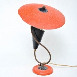 Luminária de mesa da década de 1960 confeccionada em metal nas cores laranja e preto. Necessita de reparo na pintura. Medida: 40cm de altura x 29cm de diâmetro x 10cm de profundidade.