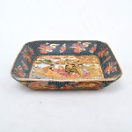 ROYAL SATSUMA - Belíssima bandeja oriental representando imagens de gueixas com motivos florais com frisos dourados em sua borda. Medida: 4,5cm de altura x 23cm x 23cm.