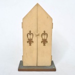 Pequeno oratório em madeira pintado a mão decorado com figura de criança atrás das portas. Medida: 22,5cm de altura x 13cm de comprimento em sua base x 20cm de comprimento com as portas abertas x 7cm de profundidade.