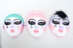 Conjunto de três mascaras pintadas à mão e  ricamente policromadas confeccionadas em estuque. Decorativas. Medida: 17,5cm x 14,5cm.