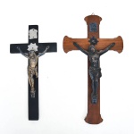 I.N.R.I - Lote composto por 2 crucifixo em cruz de madeira e Jesus de metal. Medida: 28cm de altura x 14cm de comprimento a cruz. Medida do Jesus: 13,5cm de altura x 9,5cm de comprimento. Medida da Cruz: 32cm de altura x 18cm de comprimento. Medida do Jesus: 16,5cm de altura x 12cm de comprimento.