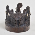 Peanha em madeira representando tromba com chifre. Neste leilão possui ovos de avestruz, serve de base para algum desses ovos. Medida: 7cm de altura x 8cm de diâmetro.