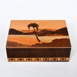 Elegante e grande caixa em madeira nacional com imagem de paisagem iconográfica (representando "Rio de Janeiro") decorada em marqueterie em ótimo estado de conservação,  Medida: 5cm de altura x 15cm de comprimento x 11cm de profundidade.