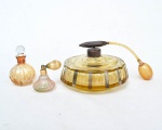 Lote composto por 3 perfumeiros em diferentes tamanho. Medida do grande: 9cm de altura x 15cm de diâmetro. Medida do médio: 8,5cm de altura x 6cm de diâmetro. Medida do menor: 5,5cm de altura x 7cm de comprimento x 4,5cm de diâmetro. OBS: O grande possui pequenos bicados na parte inferior na borda de sua base. O médio possui um leve bicado na borda da parte superior, onde coloca a tampa. O pequeno está em perfeito estado.