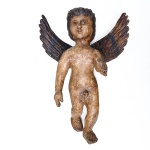 ARTE SACRA - Imagem representando antigo anjo barroco em madeira policromada. Medida: 56cm de altura x 31cm de comprimento x 5cm de profundidade. OBS: Possui pequenas fissuras em seu pescoço.