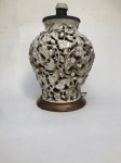 Luminária em faiança vazada na cor branca com motivos florais e frisos dourados. Medida: 32cm de altura x 20cm de diâmetro. Acompanha peanha de17,5cm de diâmetro.