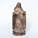 Arte Sacra - Escultura do século XIX de Santa Edwiges, em madeira policromada, possui olhos de vidro, não possui mãos. Medida: 27cm x 12cm x 6cm.
