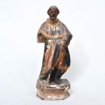 ARTE SACRA - Imagem representando SAO JOSÉ DE BOTAS, em madeira policromada, resquícios dourados, possui olhos de vidro.  Não tem uma mão.  Medida: 26cm x 11cm x 8cm.