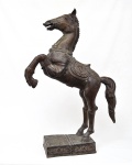 GRANDE e imponente escultura representando cavalo empinado/flying horse em petit bronze possivelmente oriental com ticos trabalhos em relevo. Obs: Possui leves marcas naturais do tempo. Medida: 98cm x 22cm x 6cm.