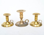 Lote composto por 3 palmatórias em bronze. Medida: 9cm x 10m.
