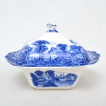 Belíssima sopeira BRITANNIA em porcelana inglesa branca e azul estilo fazendinha. Medida: 20cm x 30cm x 26cm.