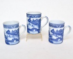 Lote composto por 3 canecas em porcelana oriental nas cores azul e branca. Medida: 12cm x 9cm x 13cm.