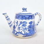 RIDGWAYS - Bule em faiança inglesa nas cores azul e branco de coleção. Medida: 15cm x 14cm x 21cm.