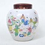 Potiche em pasta de porcelana  com tampa em madeira, representando figuras orientais em rica policromia, marca de sua manufatura em sua base. Medida: 24cm x 20cm de diâmetro.