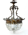 Belíssimo lustre em bronze e cristal. Medida: 52cm x 36cm. *