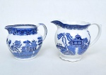 WARRANTED - STAFFORDSHIRE  - Lote composto de duas leiteiras em porcelana inglesa com marca de sua manufatura em sua base nas cores azul e branco.  Medida: 11cm x 13cm x 16cm. - 14cm x 13cm x 18cm.