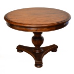 Mesa em madeira nobre e maciça de jantar entalhada com base em formato tríptico.  Medida: 81cm x 108cm de diâmetro.