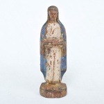 Imagem sacra representando Nossa Senhora da Apresentação segurando menino Jesus. Em madeira policromada. Medida: 17 cm x 5 cm