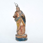 SÃO JOSÉ  - Imagem esculpida em madeira policromada, Portugal - Séc. XIX. Olhos de vidro. Faltando o Menino Jesus. Acompanha coroa em metal com pedra incrustrada.Medida: 30 cm x 10 cm