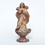 ARTE SACRA - "Nossa Senhora da Conceição", antiga imagem brasileira, Séc. XIX, esculpida em madeira policromada, com resquícios de douração, olhos em vidro. Medida: 32 cm x 13 cm