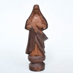Imagem em madeira entalhada representando Santa assinada em sua base. "E.X.P". Medida:25 cm x 9 cm