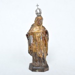 Excepcional imagem de Santa Teresa D'ávila em madeira policromada, folheada à ouro. Acompanha coroa em metal. Medida: 23 cm x 8 cm