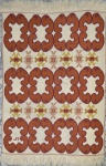 Pequeno Tapete confeccionado em Lã em bom estado de conservação nas cores  laranja, vinho, bege, rosa. Possui franjas. Medida: 105 cm x 83 cm