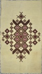 Pequeno Tapete confeccionado à mão  à Lã com figuras geométricas no centro marrom, bege, vinho sem borda. Possui marcas do tempo. Medida: 128 cm x 74 cm