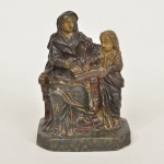 SANT'ANA MESTRE E NOSSA SENHORA MENINA - Imagem sacra em terracota, representando SANT'ANA mestre em sua tradicional postura, sentada ensinando sua filha a ler - Medida: 15 cm x 11 cm x 7 cm