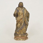 JESUS CRISTO - Imagem sacra em madeira entalhada com vestígios de policromia. Possui olhos de vidro, marcas naturais do tempo - Medida: 26 cm x 12 cm x 8 cm