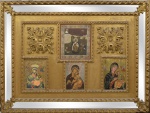 Conjunto de Ícones Ítalo-Bizantinos - moldura em madeira dourada esculpida e com espelho e quatro ícones representando - Nossa Senhora com o Menino - ícone 1: 35 x 31 cm | ícone 2: 31 x 23 cm - ícone 3: 28 x 18,5 cm | ícone 4: 31 x 23 cm109 x 145 cm (total)