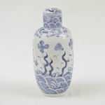Potiche em pasta de porcelana oriental na cor azul e branco com tampa com decoração floral. Medida: 37 cm de altura x 14 cm de diâmetro.