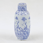 Potiche em pasta de porcelana oriental na cor azul e branco com tampa com decoração floral. Medida: 38 cm de altura x 15 cm de diâmetro.