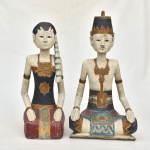 GRANDE Grupo escultórico decorativo representando casal indiano em madeira pintado á mão.  Medida: 64 cm alt x 34 cm larg