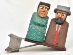 Arte popular judaica- " Casal " escultura em monobloco de madeira com policromia. autor não identificado.  com adaptação em aço para a janela. Medida: 65 cm alt x 80 cm comp x 25 cm prof