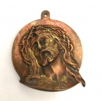 Placa de parede em bronze representando imagem de Jesus Cristo em alto relevo. Medida: 13 cm x 10 cm.