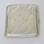 Cigarreira  em prata de lei teor 830 milésimos contrastada e guilhochada  gravada  "José Maria Dias, 1 janeiro 1933". Peso: 71 gramas. Medida: 9 cm x 8 cm.