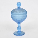 Pequena e antiga compoteira em vidro prensado na cor azul, padrão bico de jaca e pega em formato de diamante. Em ótimo estado de conservação Medida: 19cm x 9,5d .