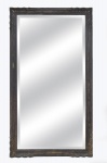 GRANDE espelho em cristal bisotado com belíssima moldura em madeira entalhada em relevo. Com marcas do tempo. Medida: 147cm x 82,5comprimento.
